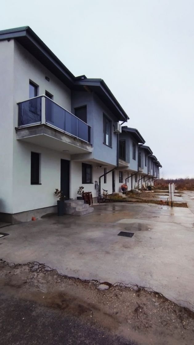 VAND 3 VILE 360MP+300MP CURTE+2 LOC PARCARE IN ZONA 1 DECEMBRIE IF-245.000 euro