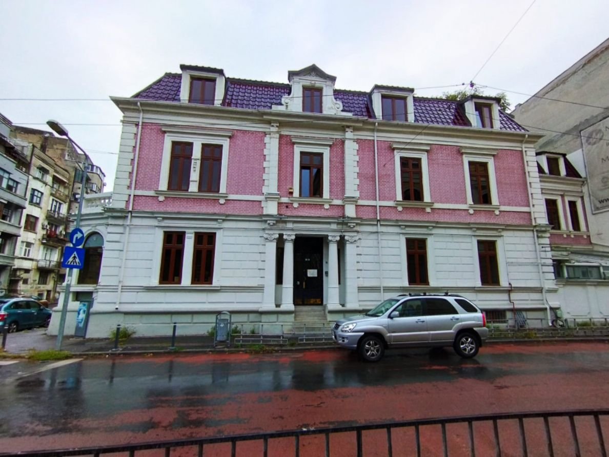 OCAZIE VILA 425MP INTERBELICA RENOVATA UNIRII, CURTE PROPRIE 30 mp - 369000 Euro